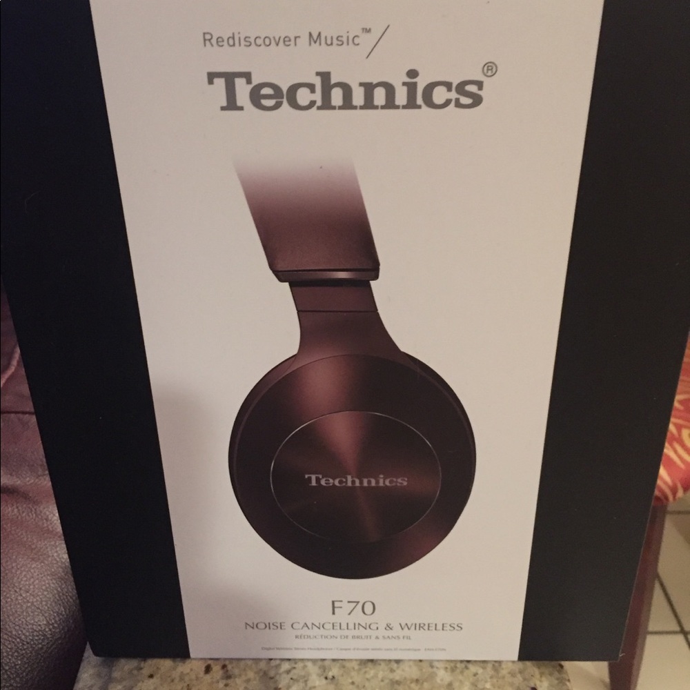 Noise cancellation head phones